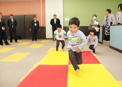 2月28日くぬぎ会館で児童遊具の寄贈式が開催1