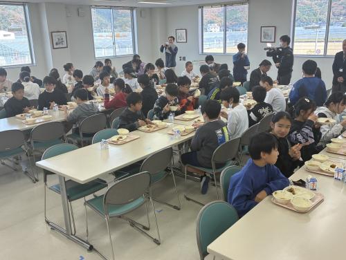 給食を食べる様子