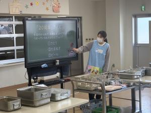 栄養教諭による給食の説明