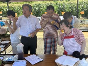 利用者の皆さんととうもろこしを試食する山下市長