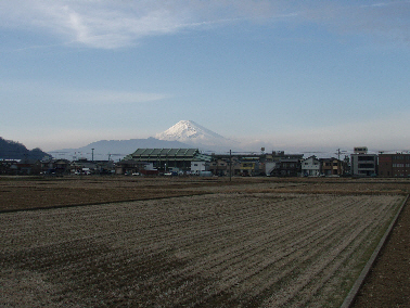 富士と田んぼと韮山小学校（現在）