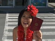 3.「ほら！」と国際パスポートを見せる女写真