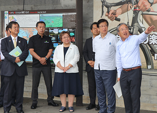 7月11日静岡県知事が道の駅「伊豆のへそ」などを視察1