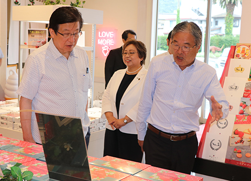 7月11日静岡県知事が道の駅「伊豆のへそ」などを視察2