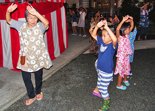 8月13日成願寺（原木）で納涼盆踊りが開催1