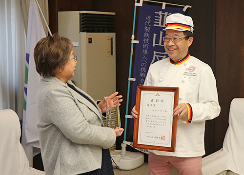 2月18日市内パン屋が「地域のお店」デザイン表彰受賞を報告1