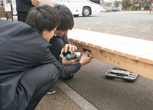 2月12日伊豆総合高校生徒が製作したベンチが江川邸駐車場に寄贈されました1