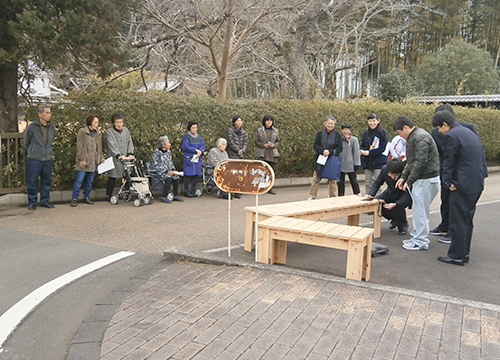 2月12日伊豆総合高校生徒が製作したベンチが江川邸駐車場に寄贈されました2