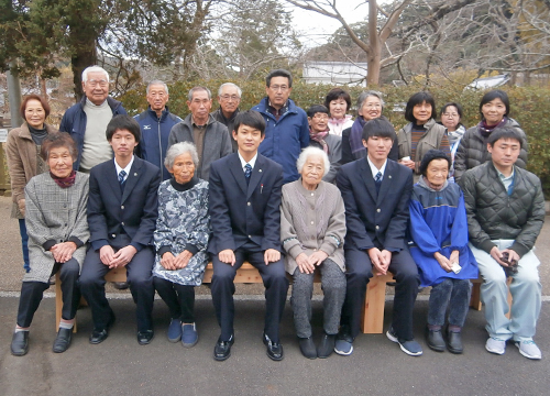 2月12日伊豆総合高校生徒が製作したベンチが江川邸駐車場に寄贈されました3