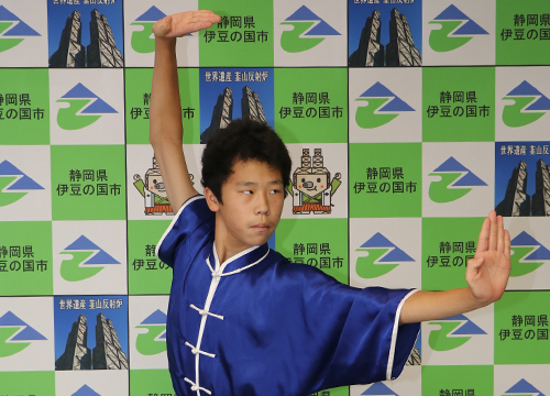 8月13日市内中学生が全日本選手権大会優勝を報告1
