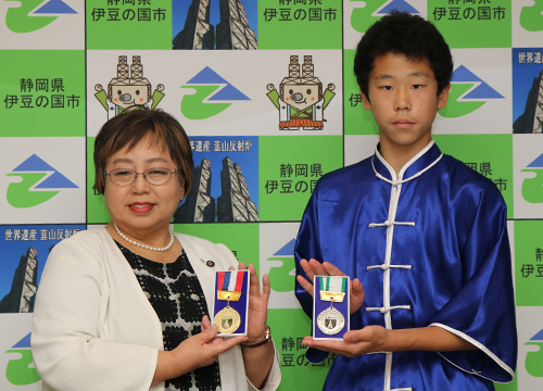 8月13日市内中学生が全日本選手権大会優勝を報告3