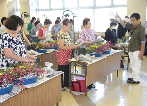 9月23日花咲く伊豆の国推進協議会「秋の花飾り教室」を開催1