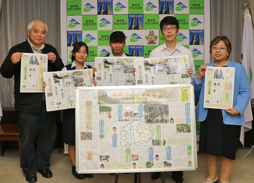 10月24日韮山高校写真報道部が市長を表敬1