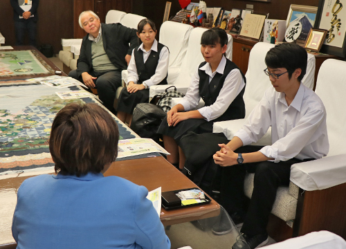 10月24日韮山高校写真報道部が市長を表敬3