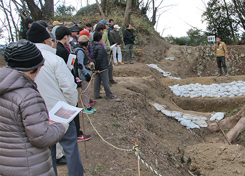 1月26日韮山城跡発掘調査の現地説明会を開催1