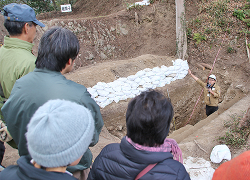 1月26日韮山城跡発掘調査の現地説明会を開催2