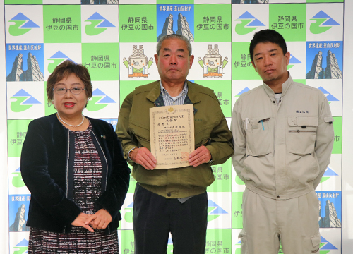 1月29日市内業者が、市内工事実施による国土交通大臣表彰受賞を報告1
